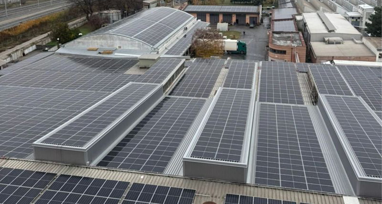 La crisis energética en Oriente Medio impulsa al sector a exigir una aceleración de las energías renovables.