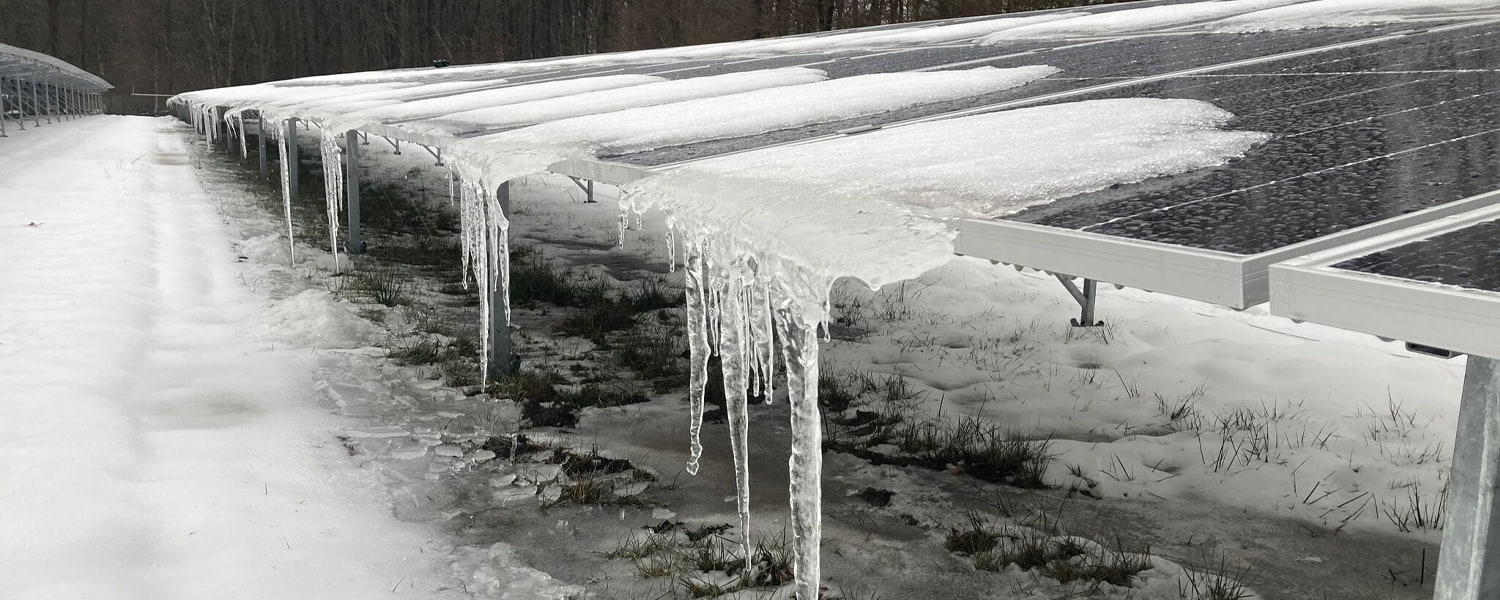 ¿El país de las maravillas invernal o los problemas energéticos? Cómo la nieve y el hielo afectan el almacenamiento de energía solar residencial