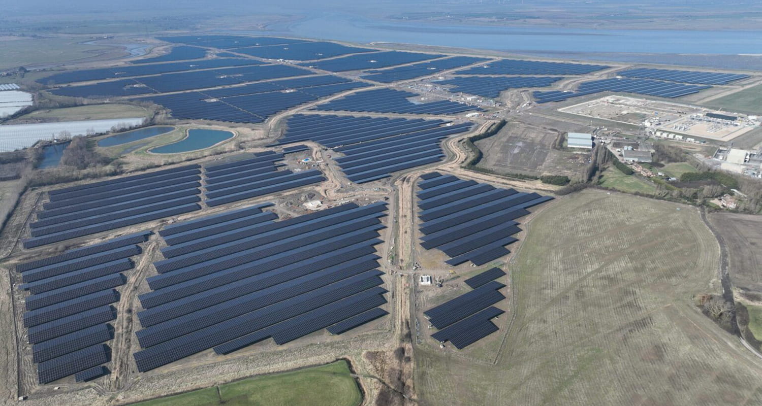 Se prevé la desaparición de 40.000 empleos en una oleada de despidos. El empleo en el sector solar europeo registra su primera caída en una década.