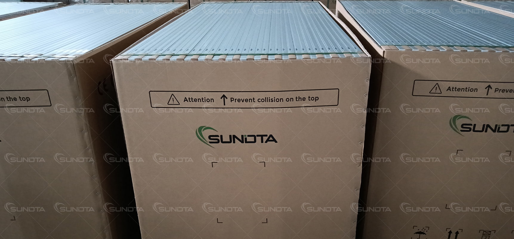 Se han embalado tres contenedores de paneles solares SUNDTA de 550 W y se enviarán a Camboya.