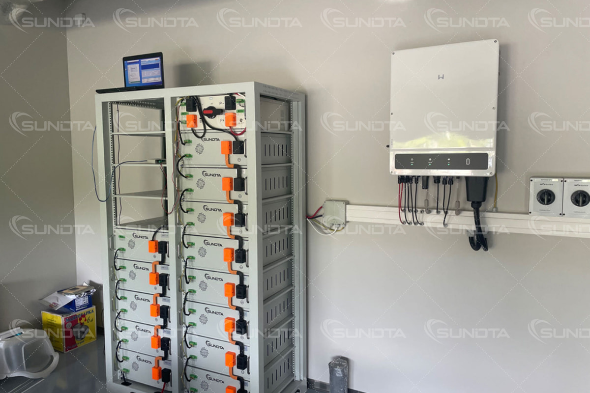 Un cliente estonio completa la instalación de un sistema de almacenamiento de energía de 30 kw/65 kwh con baterías de alto voltaje SUNDTA