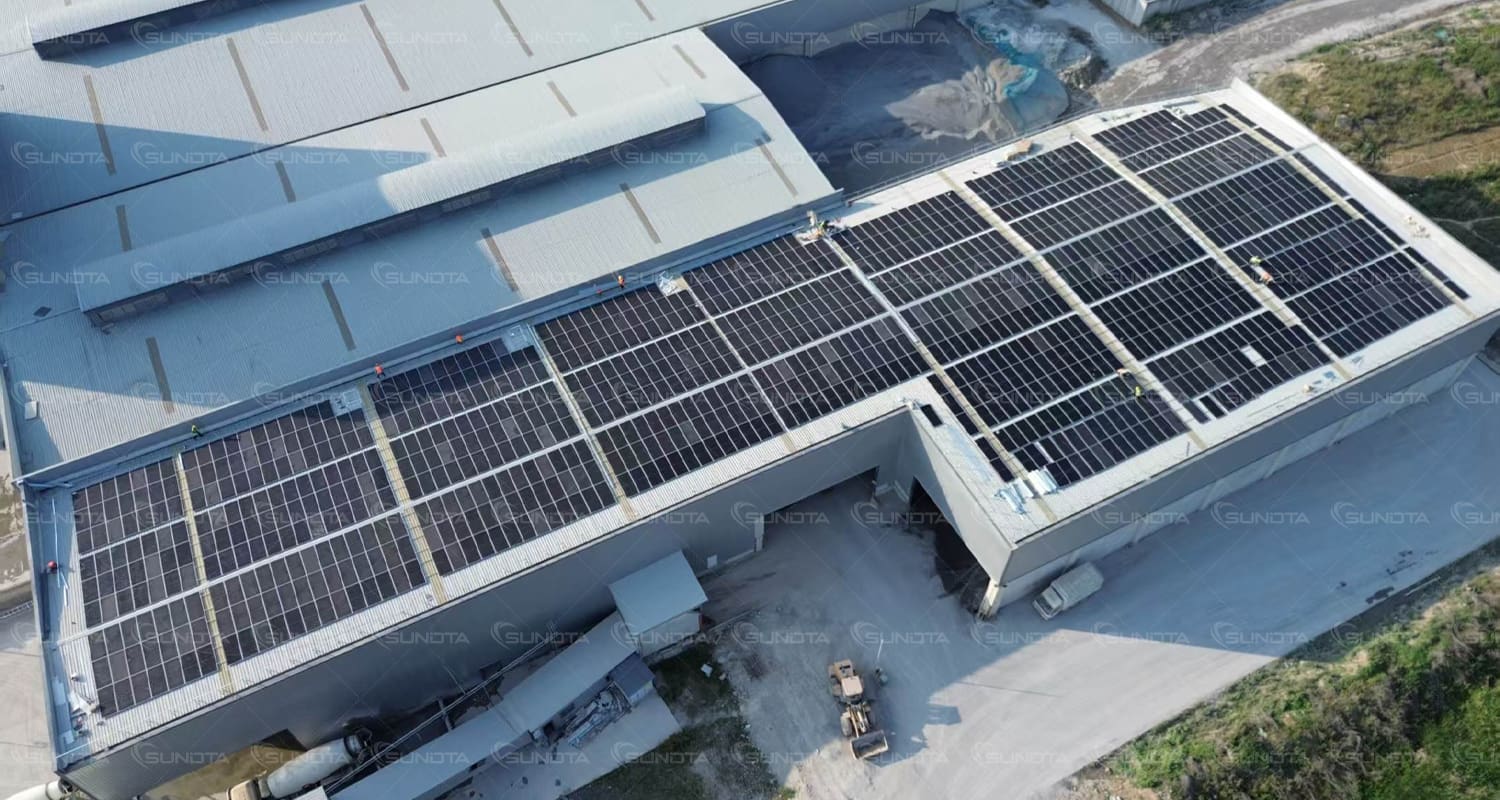 Ahorre $133,000 al año: SUNDTA conecta un proyecto solar personalizado de 683 kW en azotea