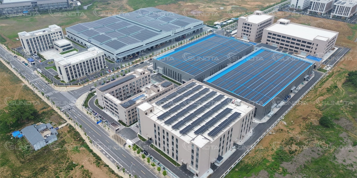 El proyecto solar en azotea de SUNDTA logra la conexión a la red, brindando energía limpia y soluciones personalizadas.