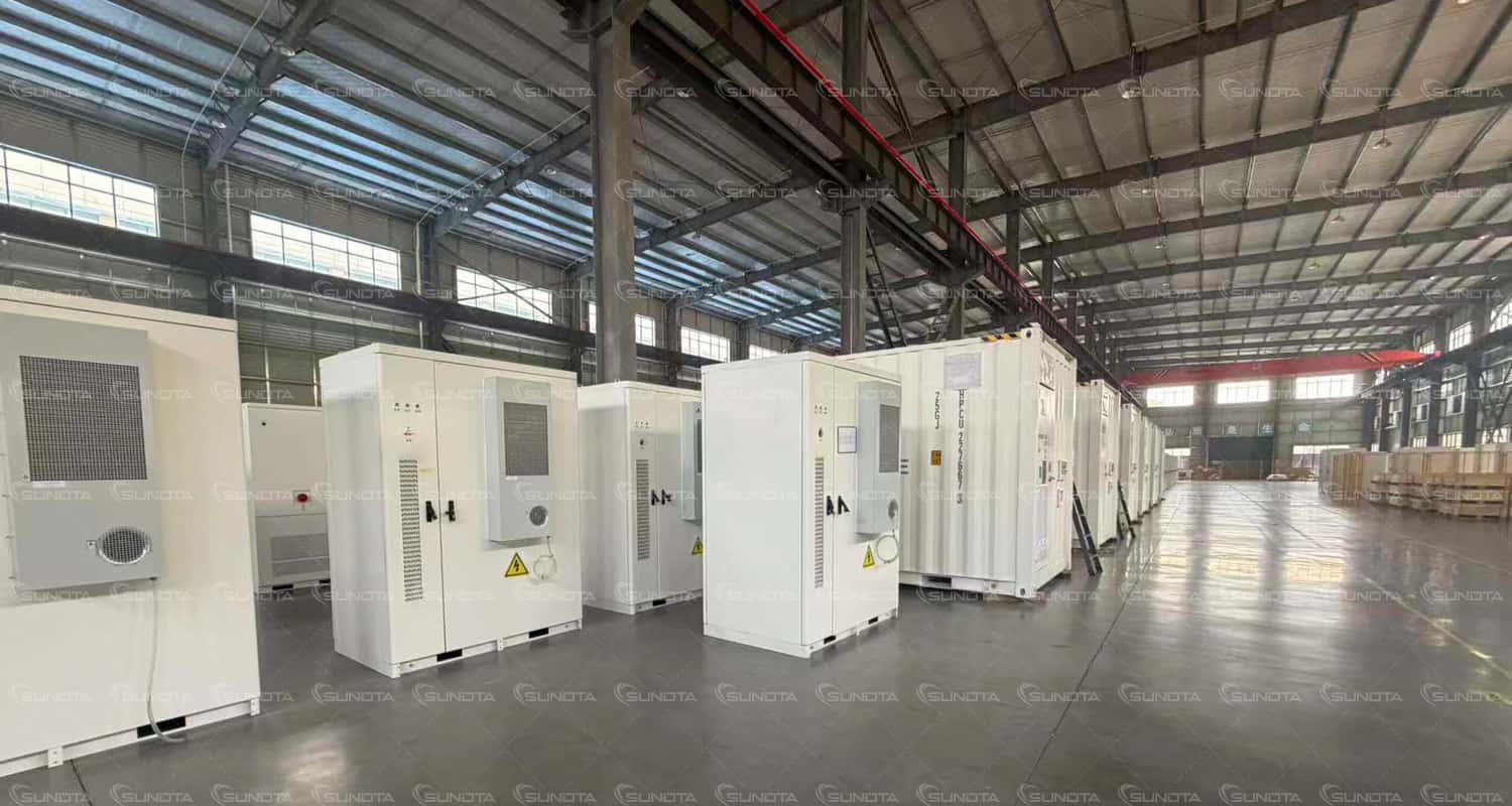¿Necesita almacenamiento de energía rápido? ¡El lote completo de SUNDTA está listo, probado y respaldado por su propia planta de baterías!